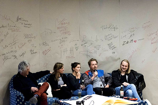 Megbeszélés résztvevői az emlékfal előtt (2017)<br>
<i>(Bog. kísérlet az élet újrarendezésére)</i>