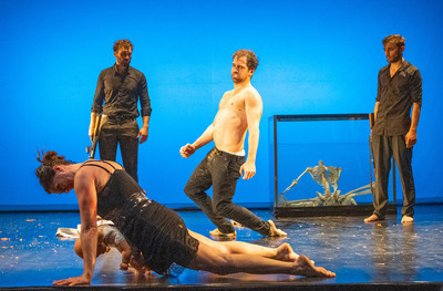 Amikor az isten hasba rúg Amikor az isten hasba rúg